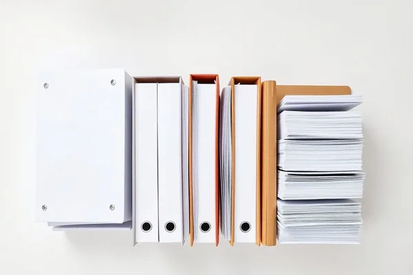 Classeurs à levier remplis de documents pour le bureau